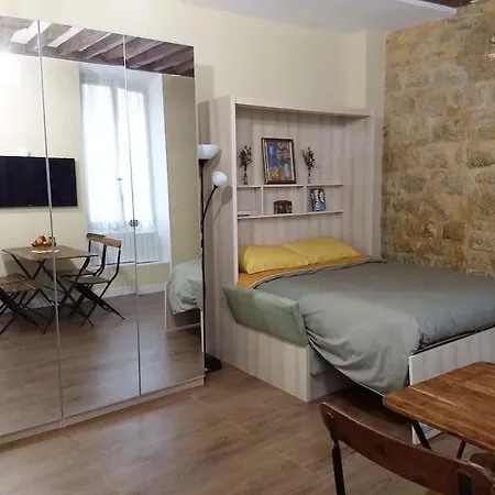 Impeccable & Typical In The Marais Apartman Párizs