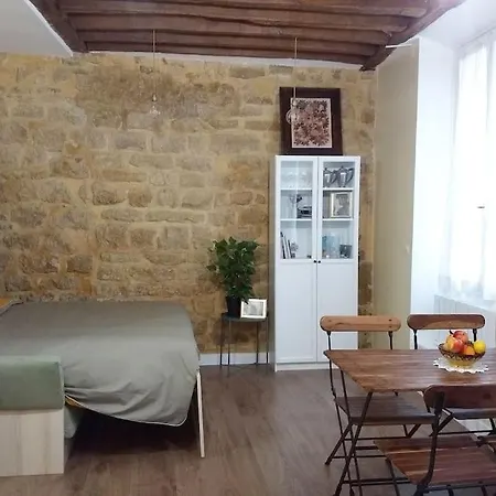 Impeccable & Typical In The Marais Apartman *