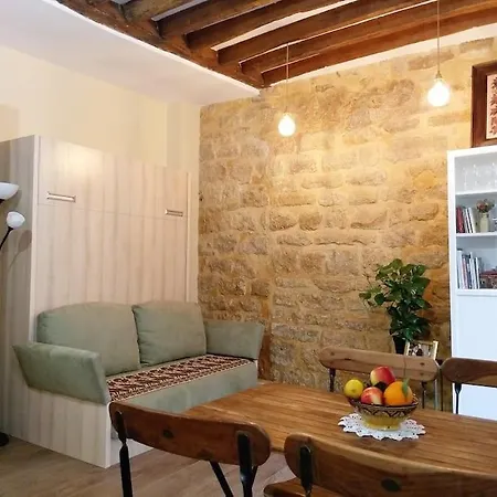 Impeccable & Typical In The Marais Apartman