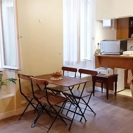 Impeccable & Typical In The Marais Appartement *