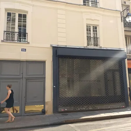 Apartment Impeccable & Typical In The Marais Paris