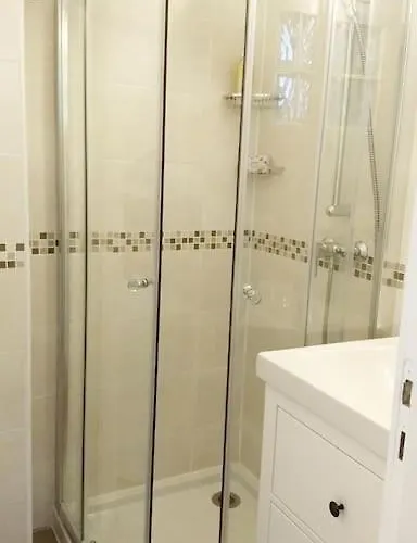 Impeccable & Typical In The Marais شقة باريس