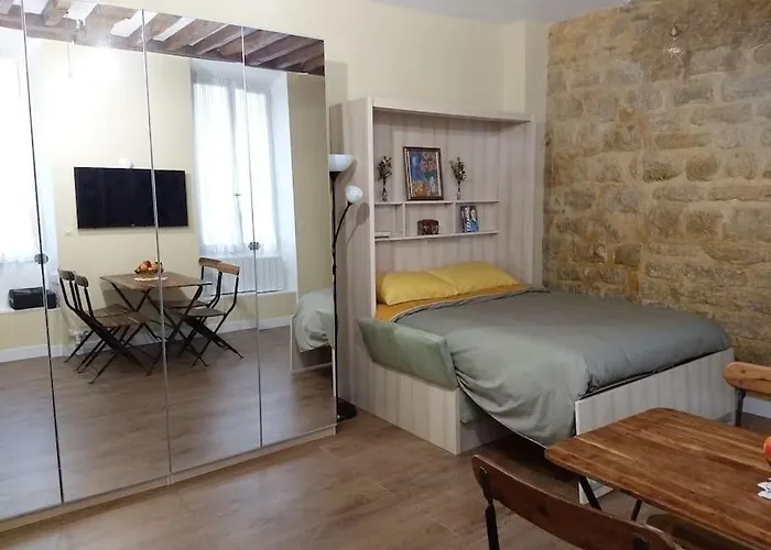 Impeccable & Typical In The Marais Апартаменты Париж
