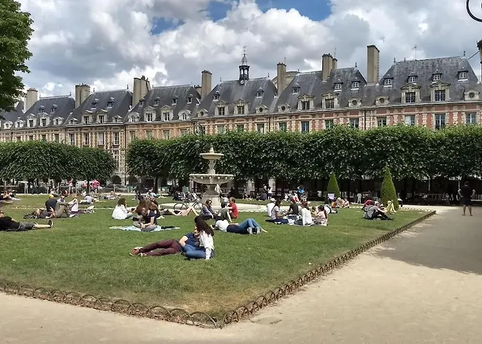 Impeccable & Typical In The Marais Апартаменты Париж