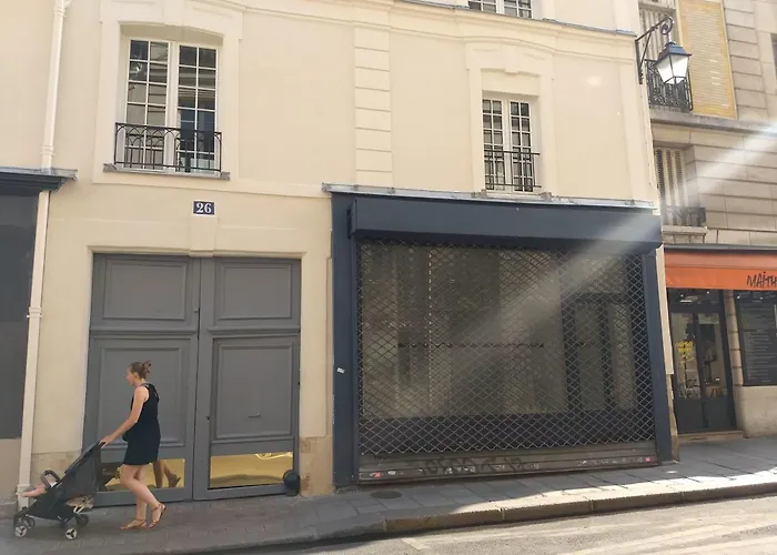 Апартаменты Impeccable & Typical In The Marais Париж