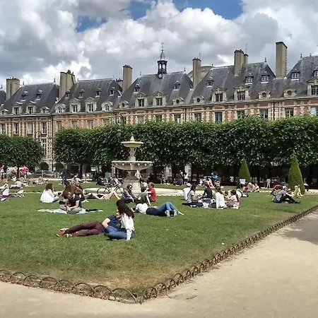 Impeccable & Typical In The Marais Apartamento París