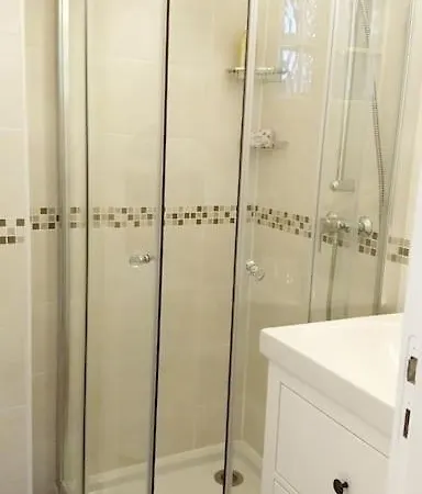 Impeccable & Typical In The Marais Appartement Parijs
